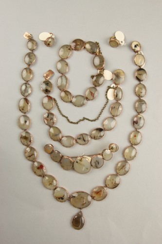 Garnituur sieraden, bestaande uit collier, broche, paar oorbellen en twee armbanden met stenen mos-agaten
